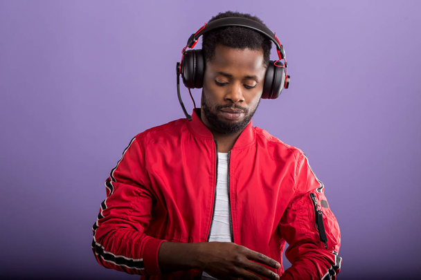 Portrait of young african man listening to music with headphones - Foto, afbeelding