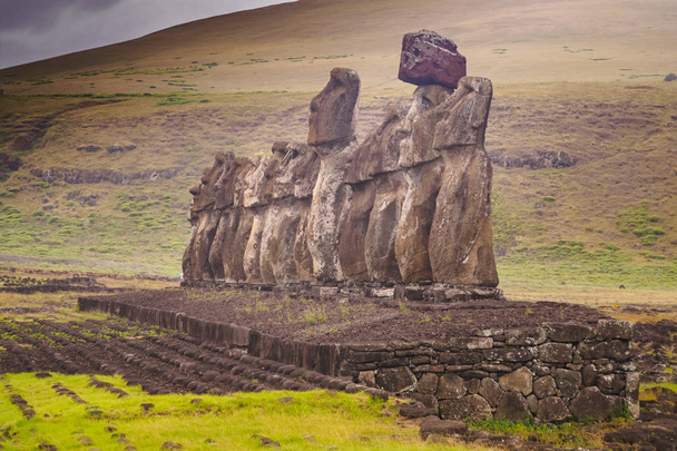 Moai standbeelden op Paaseiland. Ahu Tongariki - Foto, afbeelding