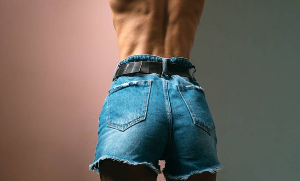 Culo. Nalgas femeninas en jeans desnudos. Un arenoso sexy. Espalda femenina de lujo y nalgas. Chica sensual. Sexy culo en jeans, estilo duro, ropa de mujer
. - Foto, Imagen