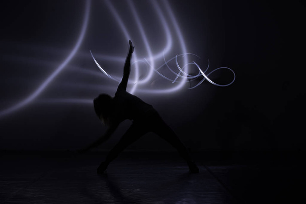 Tanečnice moderního umění tančící před černým pozadím s n - Fotografie, Obrázek