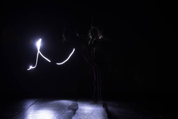 Сучасний танцюрист мистецтва, танцює перед чорним тлом з n
 - Фото, зображення