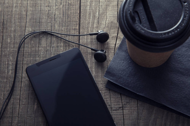 Xícara de café e smartphone branco na mesa de madeira rústica. Vindima
  - Foto, Imagem