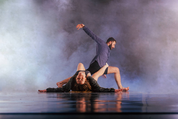 Танцевальная пара без обуви исполняет несколько уникальных танцевальных движений в
  - Фото, изображение