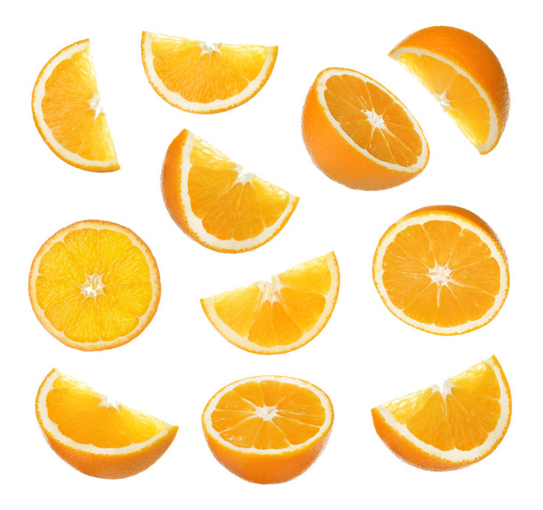 Conjunto de naranjas jugosas maduras cortadas sobre fondo blanco
 - Foto, imagen