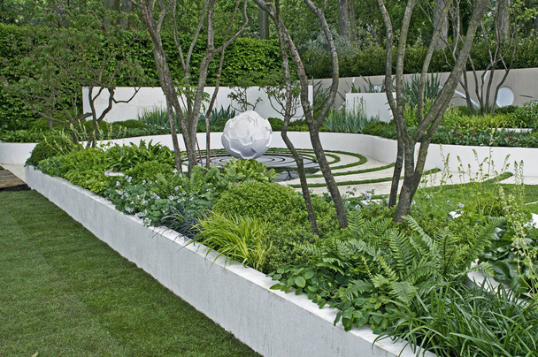 Moderni vesi puutarha veistos ominaisuus ja esille sängyt - Valokuva, kuva