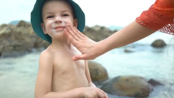 mãe máscaras seu filho com creme protetor solar
 - Filmagem, Vídeo