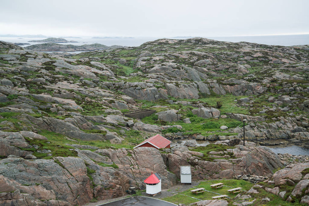 Kaunis näkymä kuuluisalta atlantiselta tieltä taloineen Norjassa
 - Valokuva, kuva