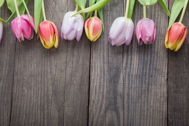 bouquet of tulips of spring flowers on old wooden board on holid - Foto, Bild