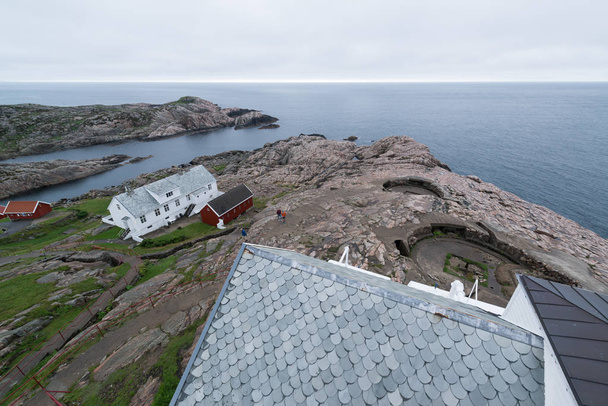 Gyönyörű kilátás a híres atlanti útról a norvégiai házakkal - Fotó, kép