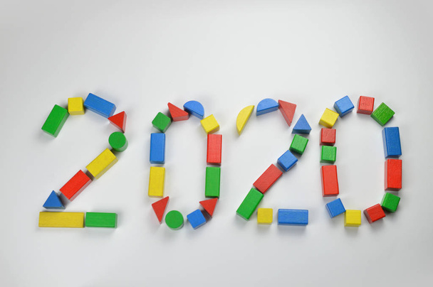numer roku 2020 napisany kolorowymi żółtymi, zielonymi, czerwonymi i niebieskimi drewnianymi klockami zabawki - Zdjęcie, obraz