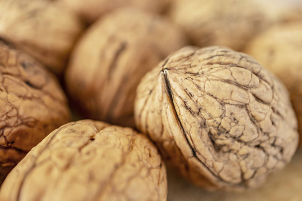 lähikuva kuoritut saksanpähkinät puinen levy
 - Valokuva, kuva