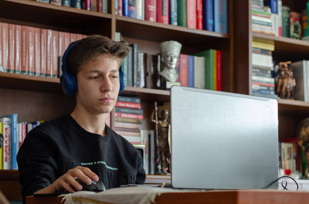 Der Teenager hört zu Hause Musik  - Foto, Bild