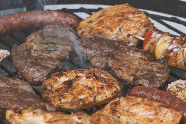 diferentes tipos de carne são grelhados
 - Foto, Imagem
