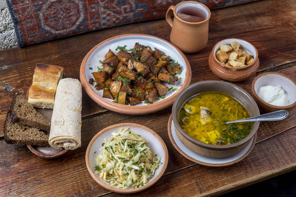 Pratos de cozinha do Oriente Médio em placas de cerâmica em uma mesa de madeira
 - Foto, Imagem