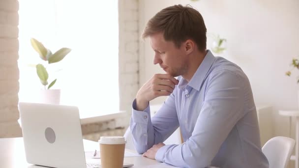 Stresszes türelmetlen üzletember ellenőrzése idő vár túl sokáig hivatalban - Felvétel, videó