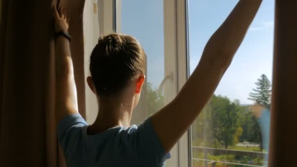 Kobieta, otwierając okno zasłony - Materiał filmowy, wideo