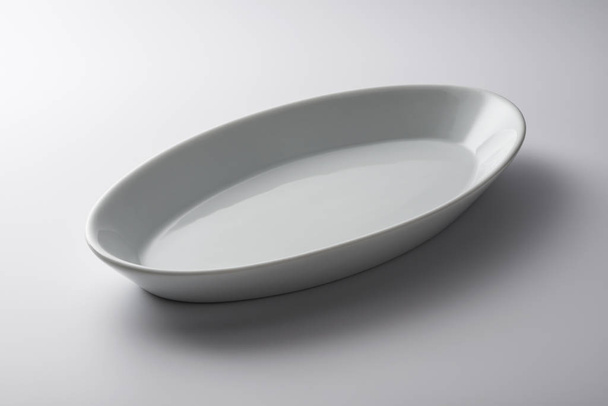 Изолированная белая овальная тарелка
 - Фото, изображение
