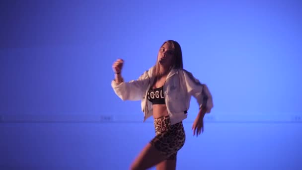 mladá krásná dívka tanec twerk, hip hop, tanec, street dance, vogue - Záběry, video