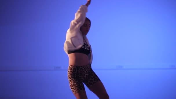 若い美少女ダンスワーテルクヒップホップダンスホールストリートダンスヴォーグ - 映像、動画