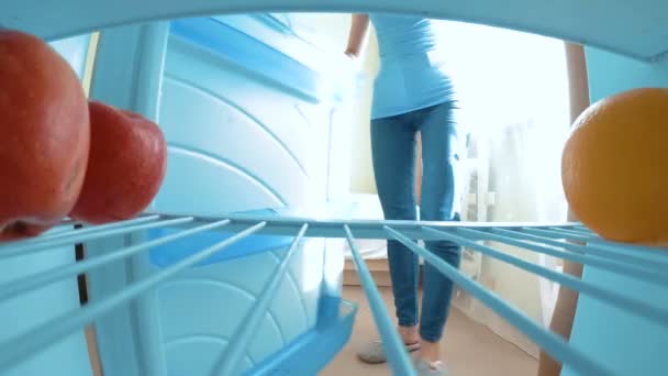 Femme prend des fruits du réfrigérateur
 - Séquence, vidéo