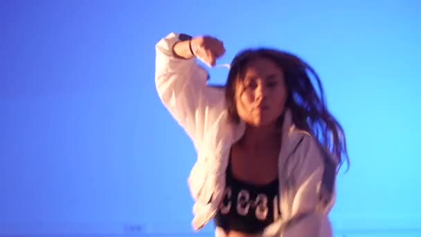 Молодая красивая девушка танцует хип-хоп, танцевальный зал, уличные танцы, крупный план
 - Кадры, видео