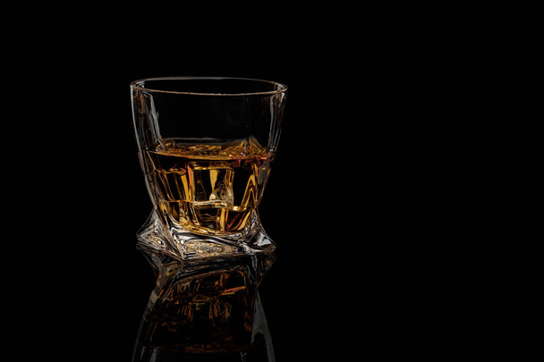Siyah arka plan üzerinde viski cam. Yan görünüm. Boşluk. - Fotoğraf, Görsel