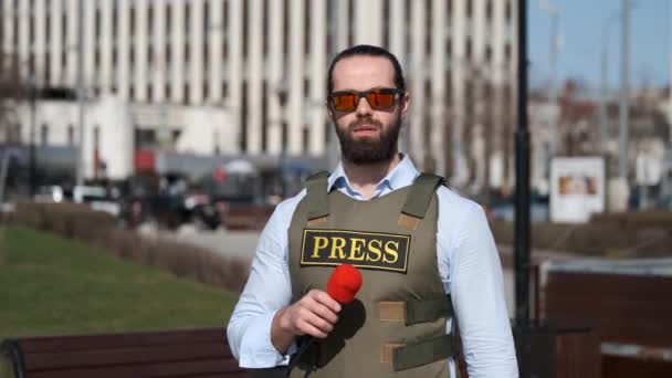 Periodista televisivo informa desde la zona de conflicto
 - Metraje, vídeo