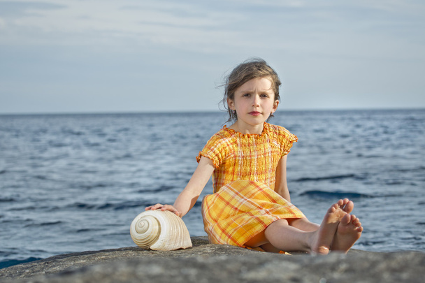 Girl with shell at the sea shore - Valokuva, kuva