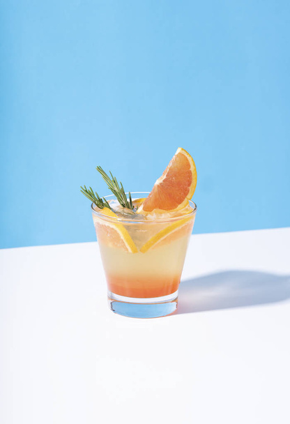 Cold and refreshing orange punch cocktail with orange slice. - Photo, Image