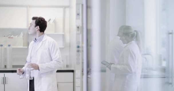 Scientists working in a busy laboratory - Metraje, vídeo