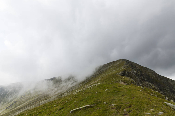 Piękne górskie krajobrazy w Alpach Transylwanii, z chmurami mgły, w lecie - Zdjęcie, obraz