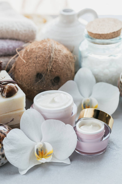 Organic cosmetics with coconut oil, sea salt, towels and handmad - Foto, Bild