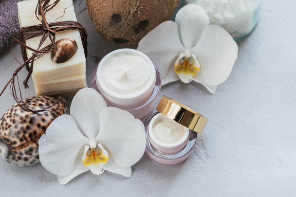Organic cosmetics with coconut oil, sea salt, towels and handmad - Φωτογραφία, εικόνα