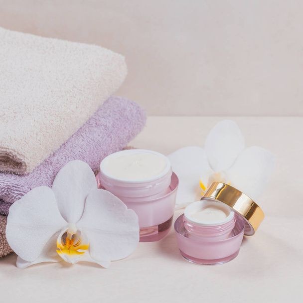 Bottles of hand or face cream or facial mask, towels and white o - Foto, Bild