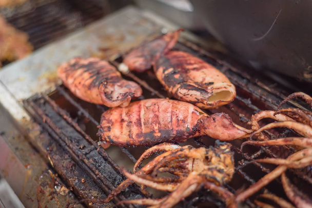 Squid Macka grillowane na azjatyckim rynku lokalnym Grill stoisko w Ameryce - Zdjęcie, obraz