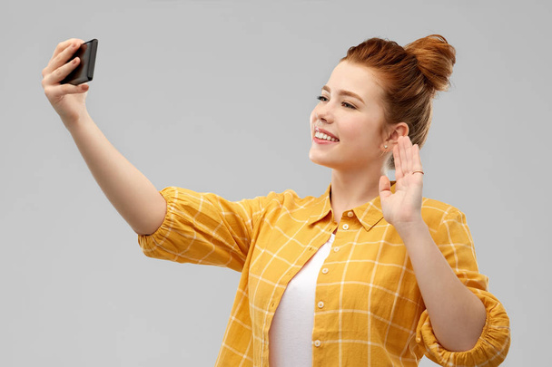 redhead teenage girl taking selfie by smartphone - Zdjęcie, obraz