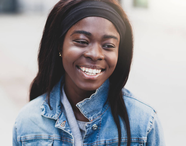 Retrato sonriente de una chica negra
. - Foto, Imagen