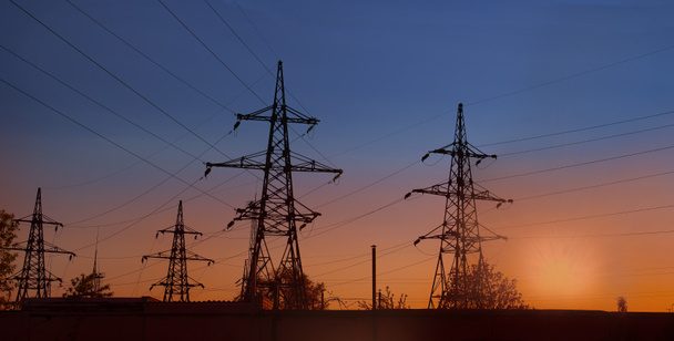 Strommasten und Leitungen bei Sonnenuntergang am Abend, Banner - Foto, Bild
