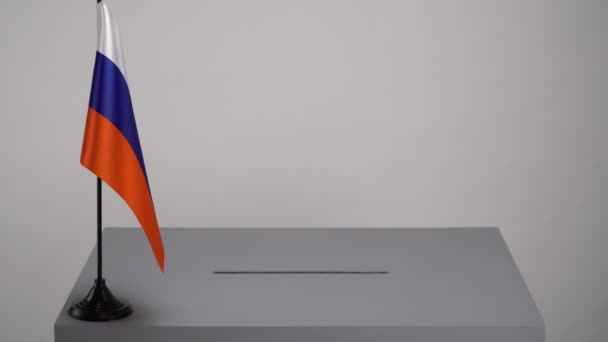 Stembus met de nationale vlag van Rusland. Presidents-en parlementsverkiezingen. De kiezer gooit de stem in de stembus. - Video