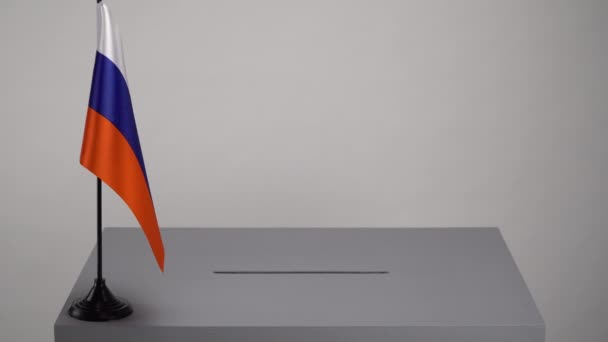 Vaalilaatikko, jossa on Venäjän lippu. Presidentti- ja parlamenttivaalit. Äänestäjä heittää äänestyslipun vaaliuurnaan.
. - Materiaali, video