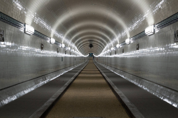 St. Pauli Old Elbe Tunnel após remodelação em Hamburgo, Alemanha
 - Foto, Imagem