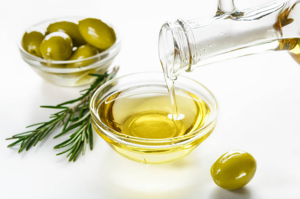 Olivový olej a olivy v miskách. - Fotografie, Obrázek