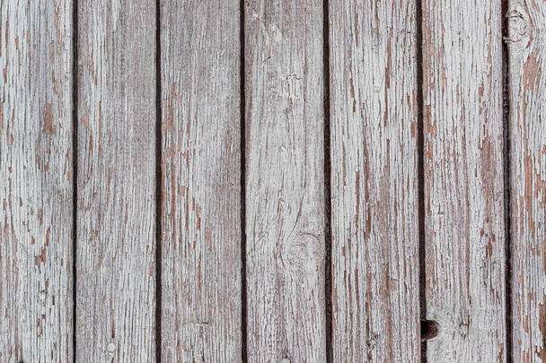 Μια ασβεστωμένη ξύλινη επιφάνεια φθαρμένη λόγω του καιρού. Οι σανίδες βάφτηκαν άσπρες. Η υφή της ξύλινης σανίδας. - Φωτογραφία, εικόνα