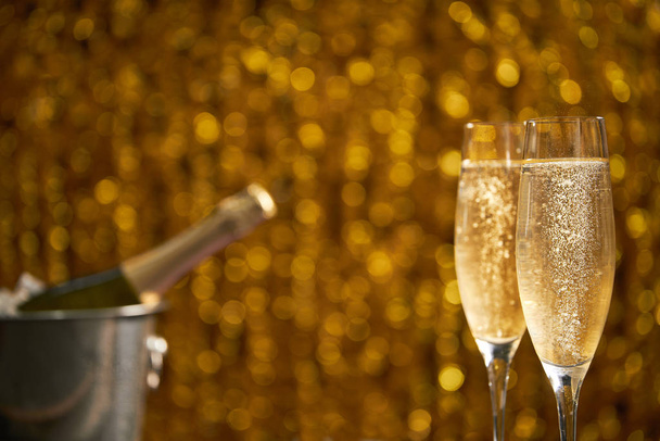 Dos copas de champán sobre fondo bokeh navidad
 - Foto, Imagen