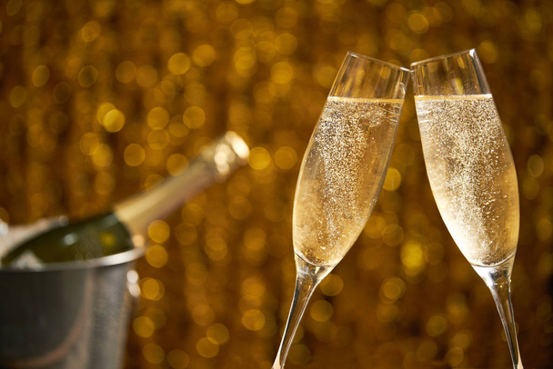 Bicchieri di champagne su sfondo dorato, festa o concetto di vacanza
 - Foto, immagini