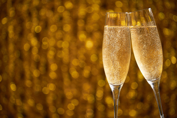 Twee glazen champagne op glanzende bokeh effecten voor een bruiloft - Foto, afbeelding