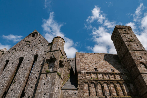 Irlanda, Rocca di Cashel, (Rock of Cashel), conosciuta anche come Rocca di San Patrizio (St. Patrick 's Rock) o Cashel dei Re (Cashel van de koningen), una suggestiva rocca vicina all' abitato di Cashel. - Foto, afbeelding
