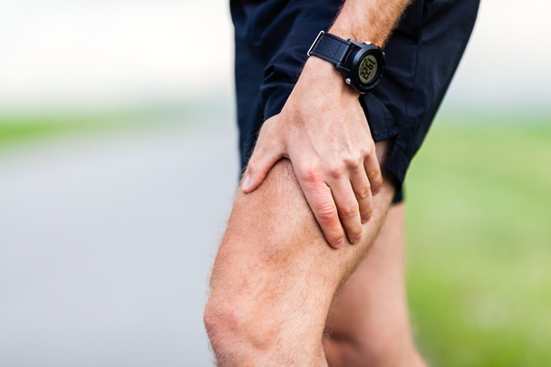 Runner pijn in het been tijdens de training - Foto, afbeelding