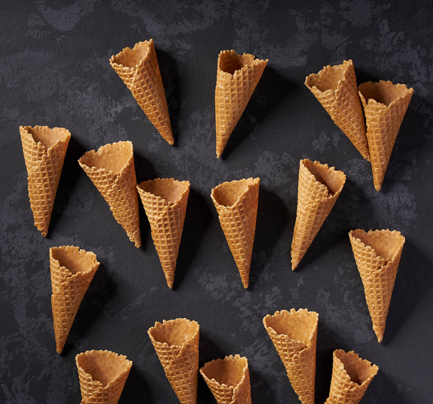κώνους για παγωτό για την έννοια του παγωτού σε σκούρο φόντο, κορυφή θέα., - Φωτογραφία, εικόνα