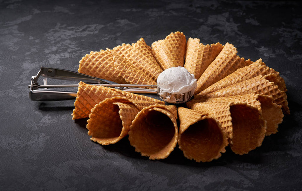Вафельні конуси морозива, розташовані у візерунку на темному фоні
 - Фото, зображення